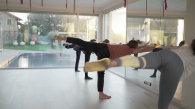 Bir grup insan pilates yapıyor. Takım çalışması, iyi ruh hali ve sağlıklı yaşam konsepti..