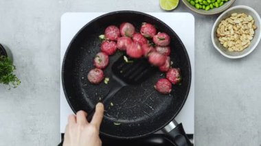 Kimliği belirsiz bir kadının köfteye dönüşmesi, mutfakta tezgahta yemek pişirirken elektrikli fırında kızarması.