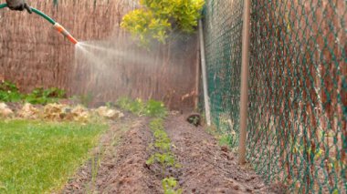 Bahçe sulama çimenli