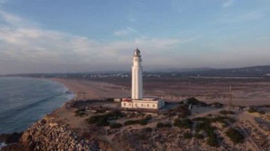 İspanya 'nın Cadiz ilindeki kayalık deniz kıyısındaki eski Trafalgar deniz feneri kulesinin insansız hava aracı görüntüsü