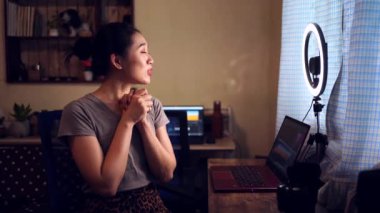 İçerik oluşturan güzel Asyalı blog yazarının görüntüleri