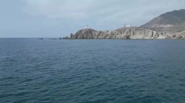 Doğal Park Cabo de Gata yakınlarındaki dalgalı okyanus suyunun dalgalanan turkuaz kayalık kayalıklarının yukarıdan insansız hava aracı görüntüsü.