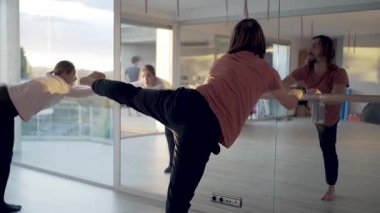 Bir grup insan pilates yapıyor. Takım çalışması, iyi ruh hali ve sağlıklı yaşam konsepti..