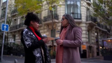 Madrid 'de bir caddede konuşan kadınlar.