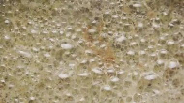 Yenilebilir çiçeklerin sıcaktan pişerken yakın plan görüntüsü