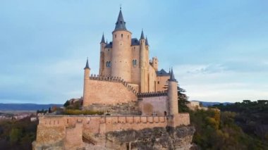 İspanya, Avila 'da mavi gökyüzüne karşı Segovia' lı Alcazar 'ın hava manzarası