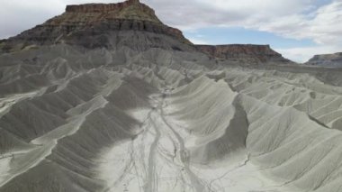 Colorado, ABD 'de gündüz vakti bulutlu mavi gökyüzüne bakan Garfield Dağı ve Book Cliffs' in insansız hava aracı görüntüsü