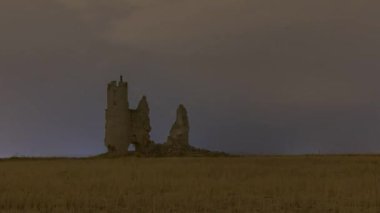 Orta Çağ Caudilla Kalesi 'nin kalıntıları fırtınalı gökyüzüne karşı akşam saatlerinde İspanya' nın Toledo şehrinde yoğun bulutlar ve şimşekler çakar.