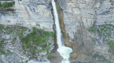 İspanya 'nın Huesca kentindeki Ordesa y Monte Perdido Ulusal Parkı' ndaki Sorrosal şelalesinde gündüz vakti, temiz suyun sıçraması ve düşüşü.