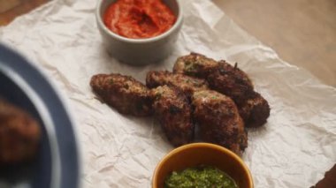 İsimsiz şefin, ahşap masa üzerinde domates soslu lezzetli kızarmış et servis etmesinden.