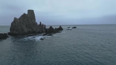 Doğal Park Cabo de Gata yakınlarındaki dalgalı okyanus suyunun dalgalanan turkuaz kayalık kayalıklarının yukarıdan insansız hava aracı görüntüsü.