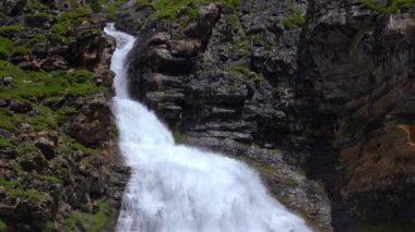 İspanya 'nın Huesca kentindeki Ordesa y Monte Perdido Ulusal Parkı' ndaki dalgalı kayalıklardan süzülen ve düşen suyun altından.