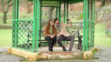 Parktaki genç çift. 