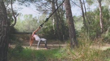 Parkta egzersiz yapan genç kadın.