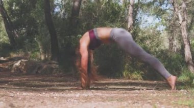 Parkta egzersiz yapan genç kadın.