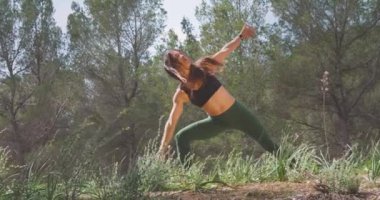 Parkta egzersiz yapan genç kadın.