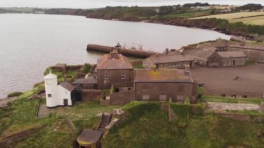 Waterford Limanı 'ndaki yarımada üzerindeki tarihi Duncannon Kalesi' nin inanılmaz hava manzarası. İrlanda 'da bulutlu bir günde, dalgalı bir nehrin üzerinde.