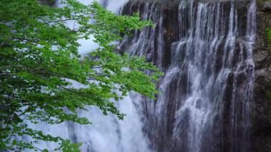 İspanya 'nın Huesca kentindeki Ordesa y Monte Perdido Ulusal Parkı' nda çağlayan kayalıklardan su sıçrıyor ve düşüyor.