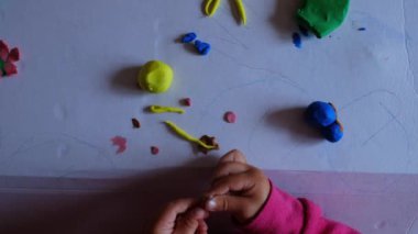 Çocuğun plastikle oynadığı yakın plan görüntüler