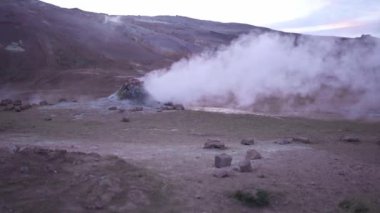 İzlanda 'nın dağlık bölgelerindeki jeotermal alanda buharlı havuzun görkemli manzarası