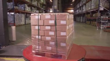 Depoda bir sürü karton kutu var. 