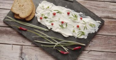 Domatesli ve yapraklı vejetaryen tereyağı manzarası tostla kahvaltıya hazır.