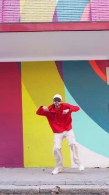 Cansız vücut sakallı erkek dansçı şık giysiler içinde kaldırımda gösteri yaparken.