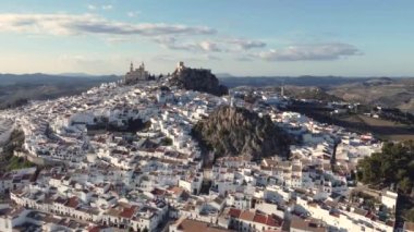 Güneşli bir günde İspanya 'da Cadiz sokaklarındaki kayaların etrafındaki beyaz evlerin insansız hava aracı görüntüsü.