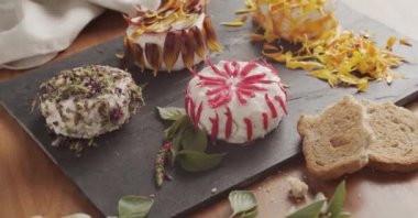 Dönerken taze çiçeklerden yapılan tatlıların yukarıdan görünüşü