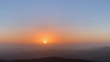 Doğanın arka planında, dağın üzerinde güzel bir gün batımı