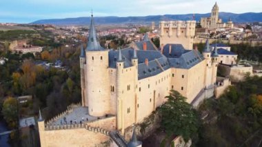 İspanya, Avila 'daki mavi gökyüzüne karşı Segovia' lı Alcazar 'ın yukarıdan görünüşü