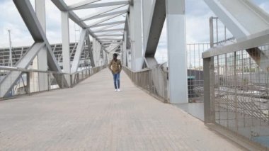 köprü üzerinde yürüyen genç adam