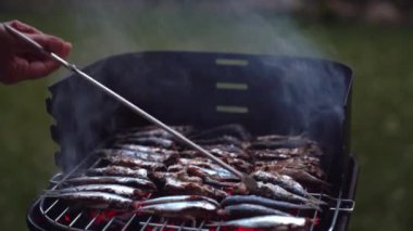 Izgarada marine edilmiş balık pişirme ve kızartma. Thunnini kömür üstünde ızgara yaptı. Yaz barbeküsü el salamura balık