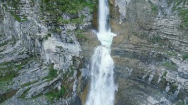 İspanya 'nın Huesca kentindeki Ordesa y Monte Perdido Ulusal Parkı' ndaki Sorrosal şelalesinde gündüz vakti, temiz suyun sıçraması ve düşüşü.