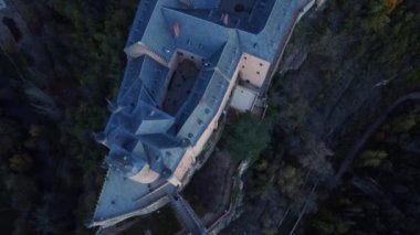 Sonbahar akşamı İspanya 'nın Avila kentinde, yol kenarındaki yemyeşil ağaçların arasında bulunan Segovia' lı Alcazar 'ın insansız hava aracının yukarıdan görünüşü