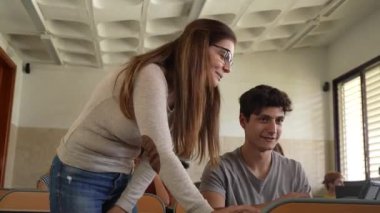 Bayan öğretmen sınıfta öğrenciyle tartışıyor.