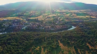 Buitrago del Lozoya 'nın dolambaçlı nehir ve otlaklarla çevrili eski bir kasabasının insansız hava aracı görüntüsü