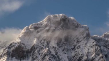 Kışın karlı dağları kaplayan bulutların zaman akışından