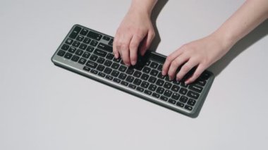 Modern klavyeyi tutan eller