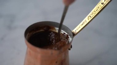 Demlikte kahve yapmaya yakın çekim. 