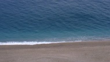 İspanya 'da dalgalı mavi deniz suyuyla Playa de los Muertos sahilinin gerçek zamanlı hava manzarası