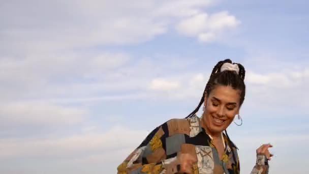 Niederwinkelaufnahme Einer Energischen Erwachsenen Frau Stylischer Kleidung Die Der Natur — Stockvideo