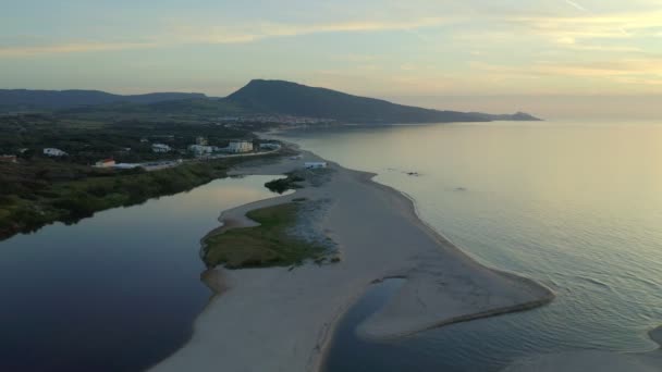 Luftaufnahme Echtzeit Von Junchi Sandstrand Mit Endlosen Blauen Meeresbergen Bedeckt — Stockvideo