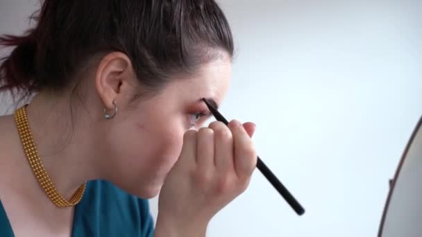 Kvinna Applicera Makeup Hennes Ansikte — Stockvideo