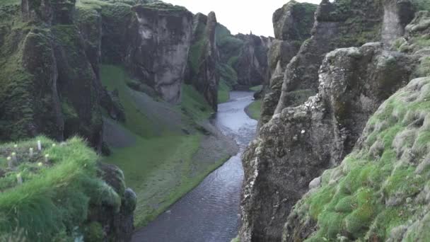 Majestatyczne Krajobrazy Zakrzywionej Rzeki Płynącej Między Wysokimi Skalistymi Górami Kanionu — Wideo stockowe