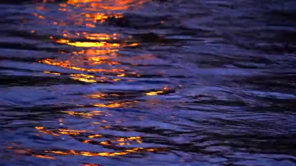 Натуральна Текстура Фон Темною Стиглою Водою Відображає Яскравий Світловий Промінь — стокове відео