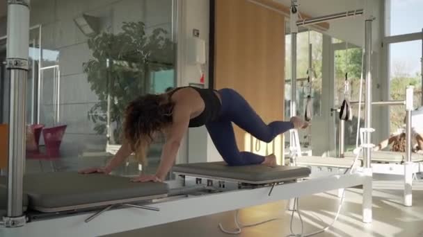 Slanke Vrouw Sportkleding Doet Oefeningen Cadillac Reformer Tijdens Pilates Workout — Stockvideo