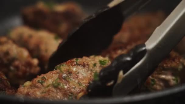 Gros Plan Personne Méconnaissable Avec Pinces Tournant Steaks Salisbury Délicieux — Video