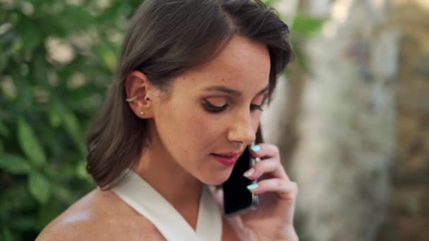 Charmant Volwassen Vrouw Maken Oproep Smartphone Terwijl Weg Kijken Tegen — Stockvideo