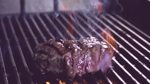 Primer Plano Cámara Lenta Filete Carne Cocida Colocado Rejilla Metal — Vídeos de Stock